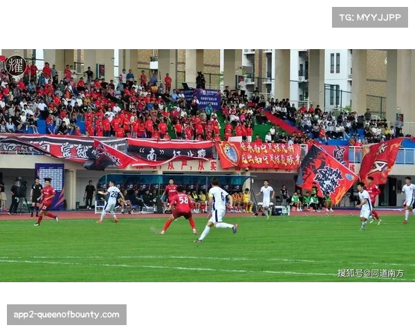 镜头聚焦：梅州客家球迷远征军在上海客看台打出巨幅助威横幅