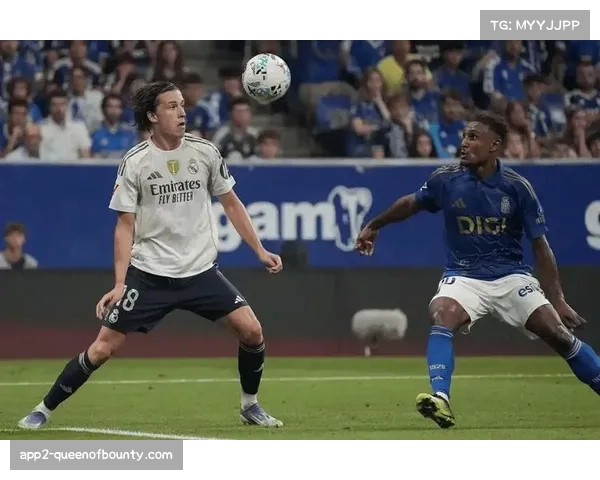 特写：奥萨苏纳后卫在成功破坏一次单刀反击后，激动捶打草皮